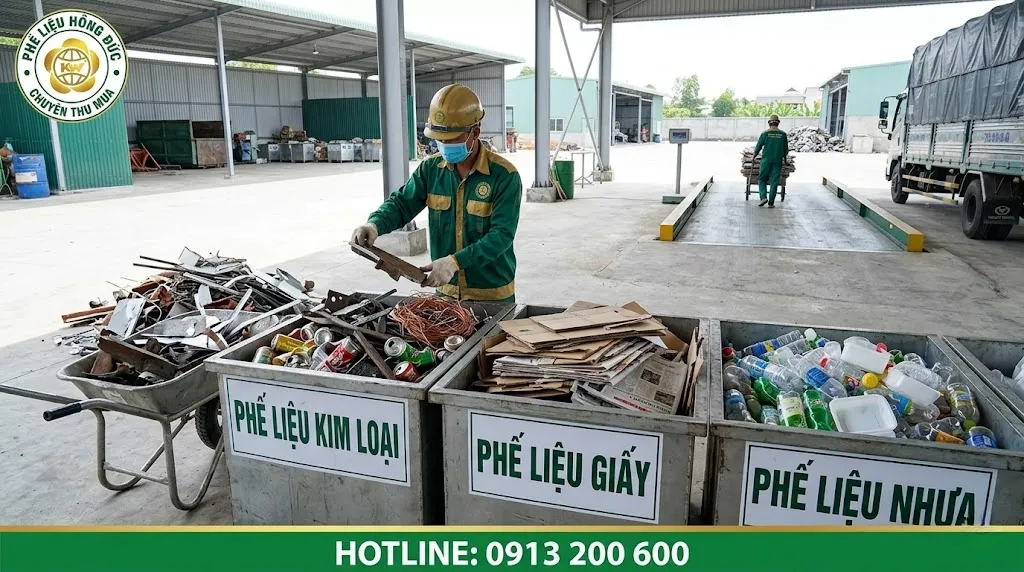 Phân loại phế liệu kim loại giấy nhựa trước khi cân