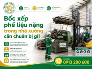 Công nhân bốc xếp phế liệu nặng trong nhà xưởng bằng xe nâng